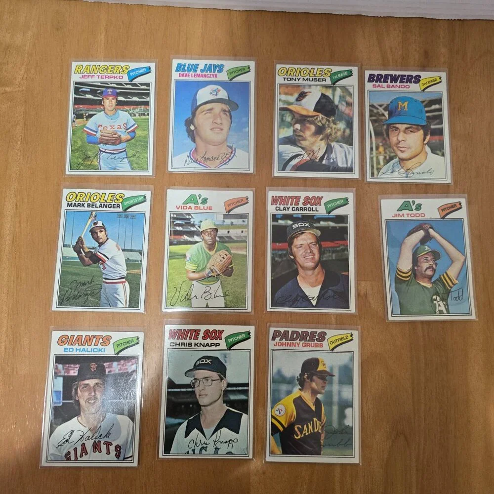 1977 Topps Baseball Cards in Plastic Sleeves‎ (lot of 25)